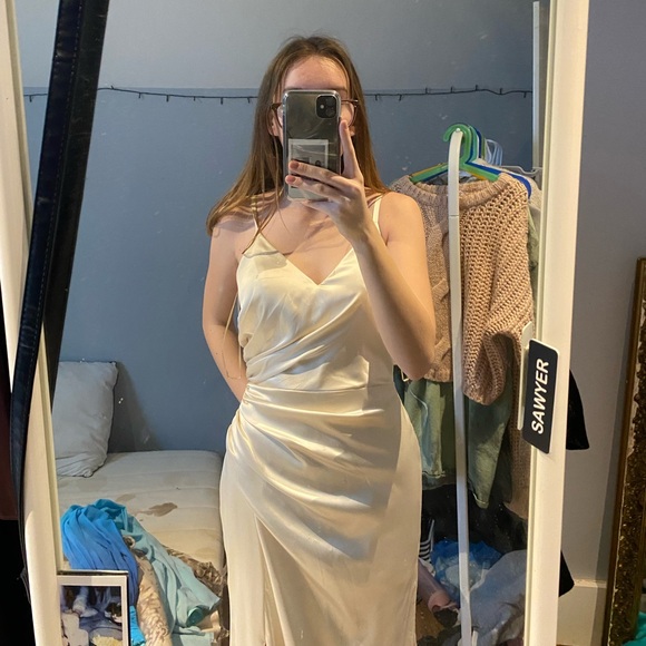 beautiful satin bridesmaids dress with a short side slit and ruching details - Picture 2 of 3